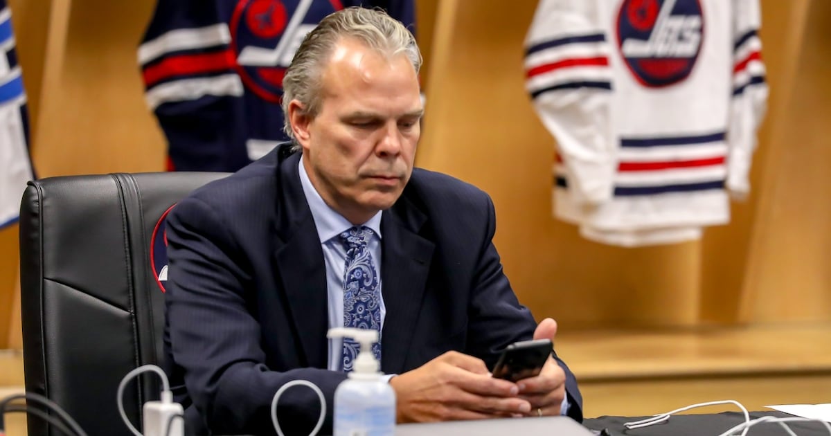 Хеллебайк попросил обмен весной: почему «Виннипег» тянул до осени